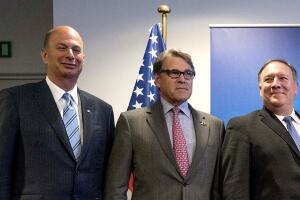 De izquierda a derecha, el embajador en la Unión Europea, Gordon Sondland, el secretario de Energía, Rick Perry, y el secretario de Estado Mike Pompeo