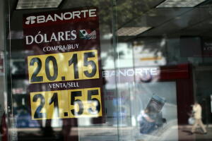 Un banco muestra el precio de la divisa mexicana frente al dólar.