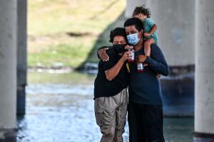 TOPSHOT-US-MEXICO-IMMIGRATION-MIGRANTS