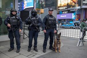 Apuñalan a un hombre en Times Square: hay un detenido, pero buscan a más sospechosos.