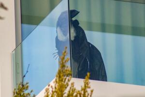 Esta era la bruja de trapo que Shakira tuvo colocada en el balcón de la casa que habitaba en Barcelona y que apuntaba hacia la de su exsuegra.