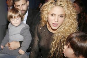 Shakira y Piqué con Milan y Sasha en una entrega de premios.