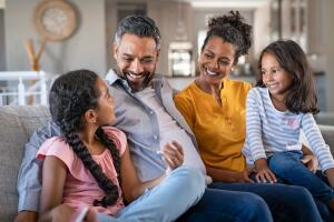 familia-padres-hijas-sonrien.jpg