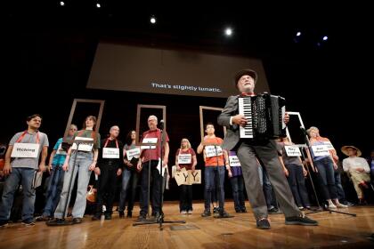 Entre los estudios más curiosos y extravagantes de lo que algunos llaman en español
<b> 'el Nobel absurdo' o el 'Anti-Nobel'</b> fueron los premios de
<b>Anatomía e Ingeniería</b>. El primero lo recibieron
<b>Roger Mieusset y Bourras Bengoudifa</b>, por medir la "asimetría de la temperatura escrotal (la bolsa de los testículos)" en carteros desnudos y vestidos en Francia. Mientras, el Ig Nobel de Ingeniería recayó en la labor del iraní
<b>Iman Farahbakhsh</b> por inventar una máquina de cambiar pañales.
