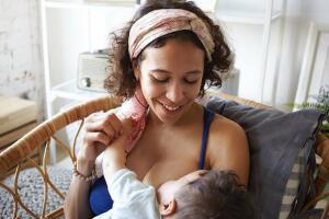 mama-feliz-amamantando-a-bebe.jpg