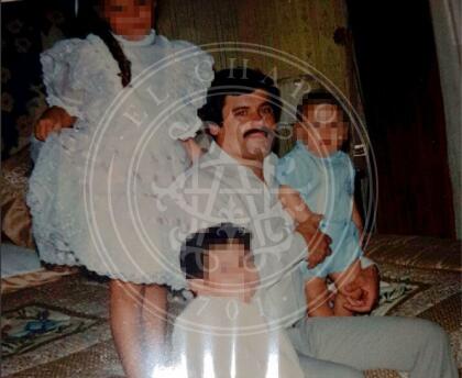 En la cuarta foto, el exjefe del cartel de Sinaloa aparece sentado en una cama con tres niños. Alejandrina Guzmán posa de pie, levantando los olanes de su vestido blanco. Sus hermanos menores también aparecen en ese recuerdo. El narcotraficante lleva un pantalón gris y una camisa blanca de manga larga.