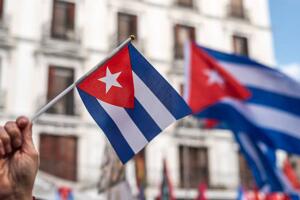 Manifestantes buscan mantener presión internacional sobre el gobierno de Cuba con protesta local