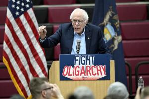 El senador Bernie Sanders habla durante el evento "Combatiendo la oligarquía: Hacia dónde nos dirigimos" el sábado 8 de marzo de 2025 en la escuela secundaria Lincoln en Warren, Michigan. 