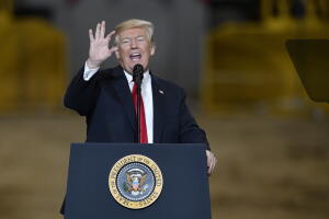 Trump hablando a obreros en un mitin en Ohio.