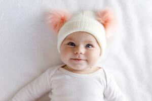 bebe-nina-sonriendo-con-tierno-gorrito.jpg