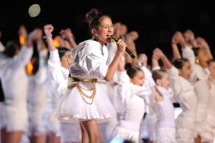 "Ella tiene el gen del performance.
<b>No deja entrar en su mente lo grande que es o cómo te asusta</b>", relató en la entrevista con
<b> </b>Jimmy Fallon.