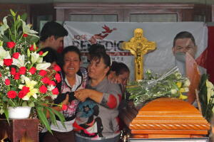 Familiares realizan el funeral del candidato José Remedios Aguirre, quien fue asesinado al salir de un evento de campaña en el céntrico estado de Guanajuato.