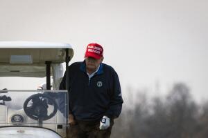 El presidente estadounidense Donald Trump juega al golf el 13 de diciembre del 2020 en Sterling, Virginia.