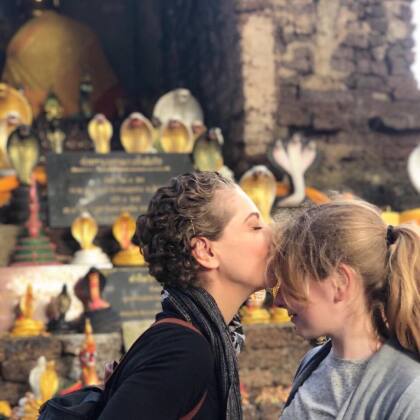 La foto publicada este jueves tiene historia. Una imagen similar fue publicada por Edith en 2018. En realidad, corresponden a un viaje de <b><a href="https://www.instagram.com/p/Bdz6VEUhrpM/" target="_blank">vacaciones navideñas</a></b> que ella y Constanza realizaron durante 2017, en el que visitaron algunos lugares como Myanmar y Camboya. En aquellas fechas, la actriz <b><a href="https://www.univision.com/noticias/salud/por-que-el-cancer-de-ovario-que-sufrio-edith-gonzalez-es-tan-peligroso-y-como-prevenirlo" target="_blank">ya estaba combatiendo la enfermedad</a></b>.