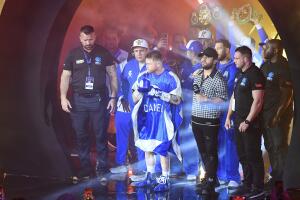 Luis R. Conriquez con el Canelo