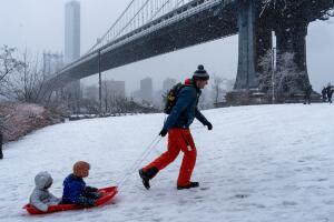 Nueva York emite alerta por clima invernal ante llegada de nieve este domingo.