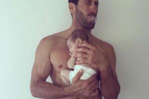 mulher-amamentando-bebe-pai-2.jpg