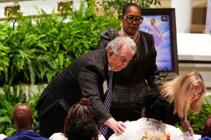 Tom Arceneaux, alcalde de Shreveport en el funeral