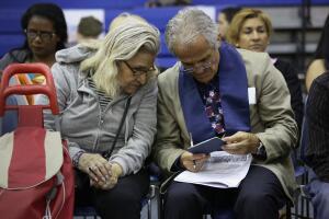 
Inmigrantes solicitan su ciudadanía anticipándose a la elección presidencial de EEUU
