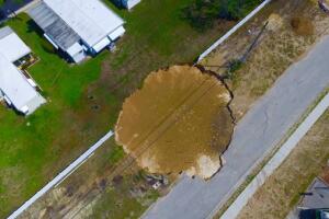 Se abre socavón en comunidad de Tarpon Springs