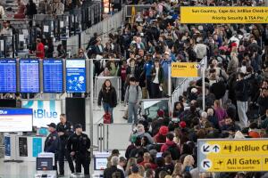 Tormentas provocan caos aéreo en Nueva York: suspenden vuelos hacia JFK, Newark y LaGuardia.