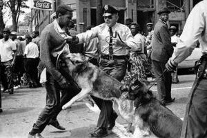 Represión policial en una marcha por los derechos civiles de los negros en Estados Unidos