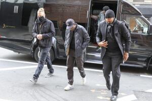 Chris Rock permaneció con la cabeza agachada la mayor parte del tiempo cuando fue fotografiado por los paparazzi.