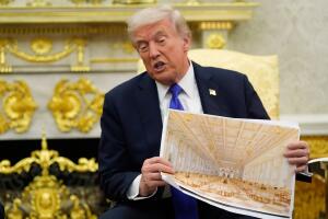 El presidente Donald Trump sostiene una representación artística del interior del nuevo salón de baile de la Casa Blanca, en la Oficina Oval de la Casa Blanca, el miércoles 22 de octubre de 2025, en Washington.