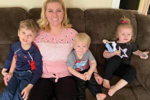 Bryant, de 5 años, Cassie, de 3, y Gideon, de 2.