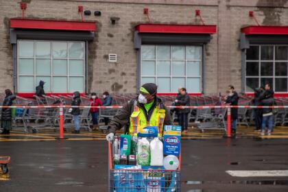 <b>Compras nerviosas.</b> En Estados Unidos, ahora el tercer país con más casos de covid-19 reportados, muchos han abarrotado las tiendas para abastecerse de productos desinfectantes y papel higiénico, lo que ha causado la escasez temporal de algunos artículos. En la fotografía un cliente de una tienda Costco de Brooklyn, Nueva York, luego de hacer sus compras el 19 de marzo.