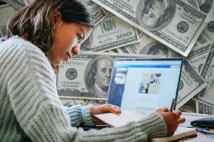estudiante ayuda dinero 