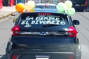 En Costa Rica, hombre celebra su divorcio decorando su vehículo.