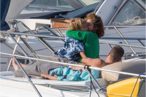 Shakira, Piqué y sus hijos Sasha y Milán.jpg