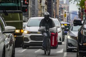 Nuevas leyes que entran en vigor en Nueva York en 2026; salarios, vivienda y transporte.