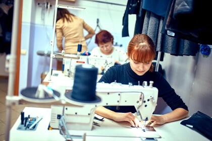<b>Puesto 13. Operadores de máquinas de coser. </b>Ganaron en promedio 25,896 dólares en 2018. Estos trabajos están desapareciendo en EEUU a medida que las empresas automatizan la producción o fabrican en otros países. En 2014 la BLS proyectó que estos empleos disminuirían 16,7% para 2024 y en EEUU hay actualmente 131,000 personas en este oficio.