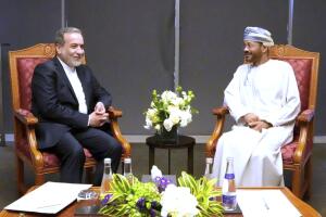 El canciller iraní, Abbas Araghchi (izquierda), se reúne con su homólogo omaní, Sayyid Badr Albusaidi, antes de iniciar las negociaciones con el enviado estadounidense para Oriente Medio, Steve Witkoff, en Mascate, Omán.