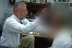 El exdirector escolar George Kenney realizó más de 70 sesiones de hipnosis a estudiantes con consentimiento parental.