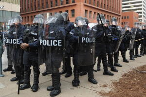 La feroz apariencia de algunas policías en EEUU se debe al equipamiento militar cuya trasferencia suspendió el gobierno de Obama en 2015.