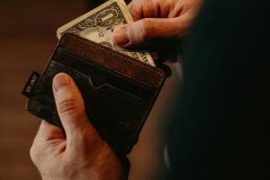 Entre cuentas y deudas, así se esfuma la quincena de millones de personas
