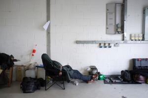 Persona viviendo en una cochera Grosby.jpg