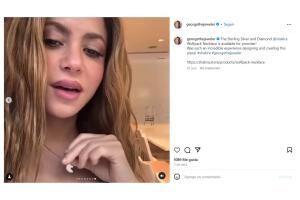 Shakira presume su dije de lobo.