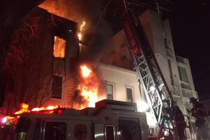 Incendio de cuatro alarmas en Greenpoint