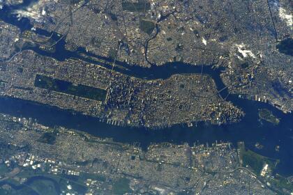 New York zoom 🍏 La ville qui ne dort jamais et où tout le monde aimerait vivre ne serait-ce qu’un temps (moi le premier)… ! On ne peut pas louper l’immense rectangle de Central Park, encore plus grand que ce qu’on imagine depuis le sol, ni les ombres des gratte-ciels projetées par le soleil matinal. Mieux encore et pour répondre à une question qu’on m’a posée : on devine la Statue de la Liberté à sa torche pointée vers nous 😲 Et parce que New-York, comme les locaux confirmeront, ce n’est pas que Manhattan – un collage du New Jersey à l’aéroport de JFK en passant par le Bronx, le Queens et bien sûr Brooklyn au premier plan, pour parcourir les rues de *la* ville-monde… www.esa.int/ESA_Multimedia/Images/2021/08/The_Big_Apple_N... www.esa.int/ESA_Multimedia/Images/2021/08/New_York_City New York City. The big 🍎 . The city that never sleeps😴 Can you see the shadows of the skyscrapers in these early morning shots? You certainly can't miss the huge rectangle of Central Park – even bigger than it seems on the ground. Like many others, I always thought I'd like to live here, if only for a little while... And because New York, as locals will confirm, is not just Manhattan – a collage from New Jersey to JFK Airport via the Bronx, Queens and of course Brooklyn in the foreground. Explore in detail 🔎https://www.esa.int/ESA_Multimedia/Images/2021/08/The_Big_Apple_New_York_City www.esa.int/ESA_Multimedia/Images/2021/08/New_York_City