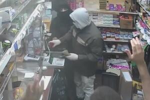 Ofrecen recompensa para dar con responsables de asalto armado a bodega en el Bronx.