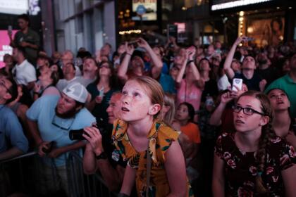 Decenas de espectadores se congregaron en la plaza del Times Square de Nueva York para ver la hazaña de los hermanos Wallenda. Durante los aproximadamente 36 minutos que los acróbatas tardaron en completar el emocionante reto de Nik, quien en 2012 atravesó las Cataratas del Niágara en un cable, y el desfiladero del RÃo Colorado cerca del Gran Cañón un año después.