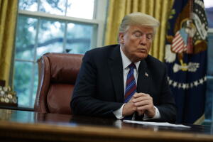 El libro del dos veces premio Pulitzer Bob Woodward relata cómo colaboradores cercanos de Trump robaron rutinariamente documentos de su escritorio para que no los firmara por los peligros que representaban para la seguridad nacional.