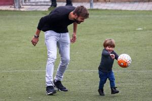 Piqué feliz con el pequeño Sasha