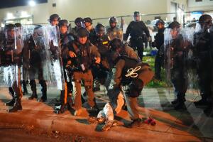 Arrestan a manifestantes por desafiar toque de queda a las afueras de Delaney Hall.