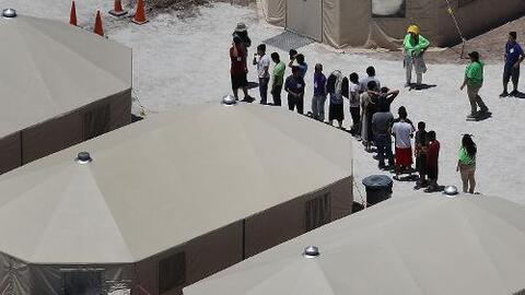 Piden al Congreso investigar cortes secretas de inmigración levantadas en carpas en la frontera