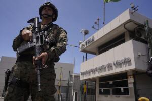 Soldados custodian el puerto de Manta, como parte del refuerzo de la seguridad en la zona. 